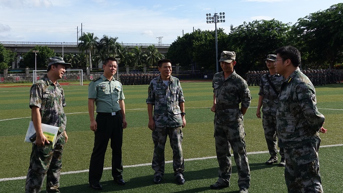 9月3日，副團長張新文和軍隊大隊部成員現場探討軍事科目表演場地設計方案(軍訓大隊部__朱澤東攝影).jpg