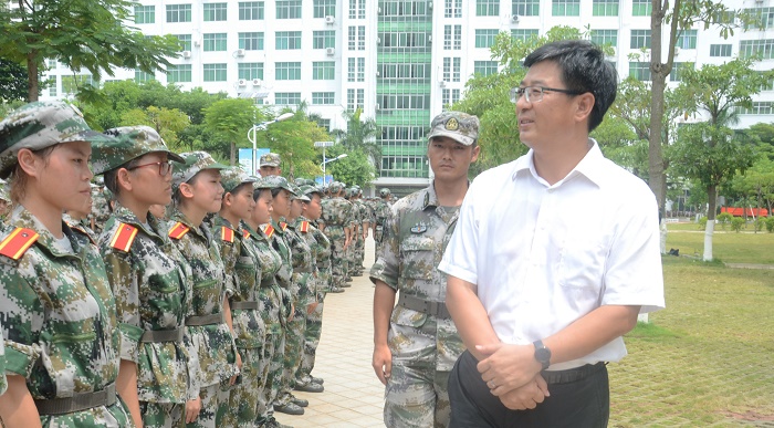 9月5日👮🏽‍♂️，校長王安興勉勵參訓學生“堅持就是勝利”（意昂3青年記者團 黃炳蔚攝影）.jpg