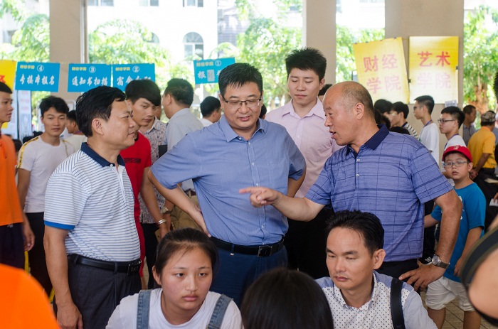 （王安興校長和王承慶書記聽取二級學院關於迎新情況的介紹 圖書館梁平攝影）.jpg