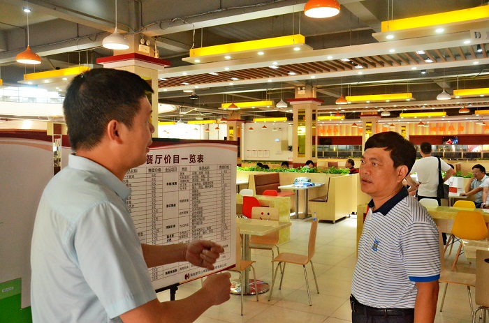 （王承慶書記聽取學生食堂負責人關於迎新期間餐飲供應的情況 黨委宣傳部朱澤東攝影）.JPG