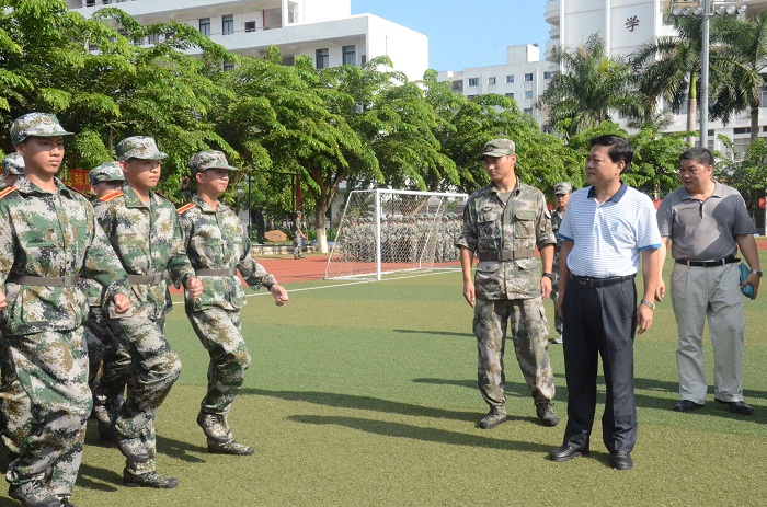 王承慶書記檢查軍訓工作（黨委宣傳部 朱澤東攝影）.JPG