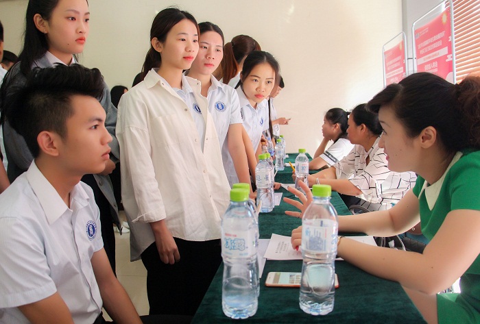 學生體驗現場招聘（商學院_陳林銳攝影）.jpg