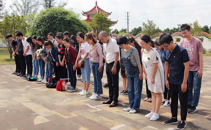 經管學院師生集體默哀（經管學院供圖）.jpg