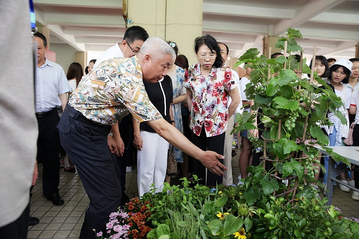 王雲霞主席在創意農業展區同專業負責人交流 （黨委宣傳部供圖）.jpg