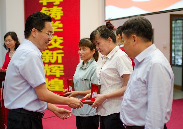 符興幹為後勤公司教職工代表頒發獎章（圖書館 梁平攝影）.jpg